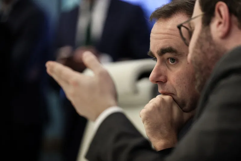 le président macron préside la cic sur la situation à mayotte - paris