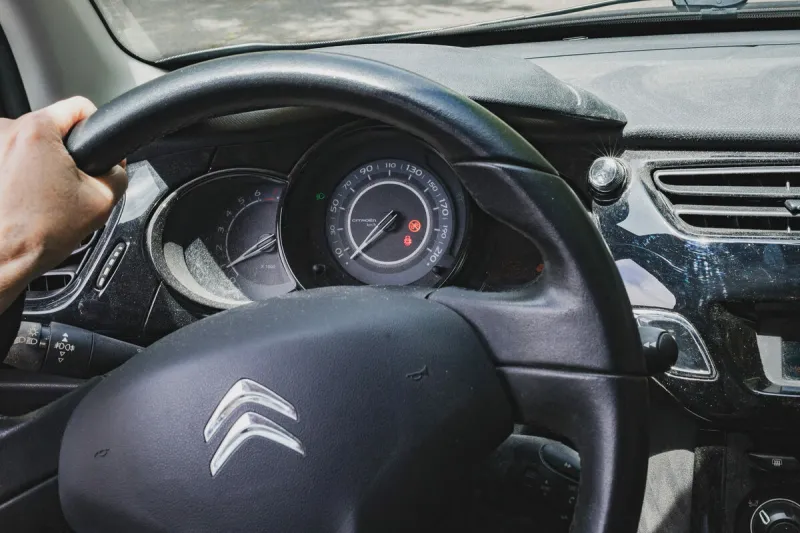 gros plan sur le volant et le tableau de bord d'une citroen c3