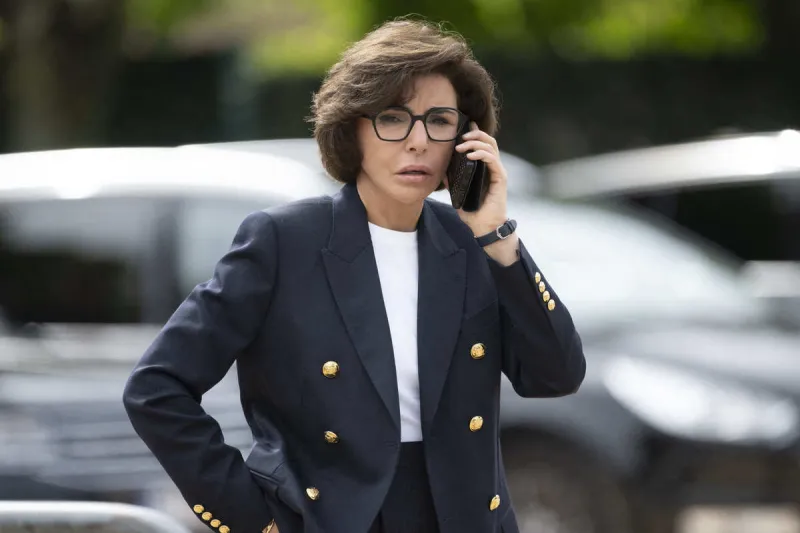 rachida dati au téléphone - paris