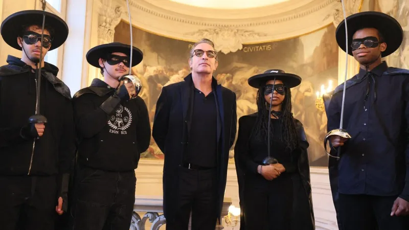 jean dujardin reçoit la médaille de la ville de bruxelles - bruxelles