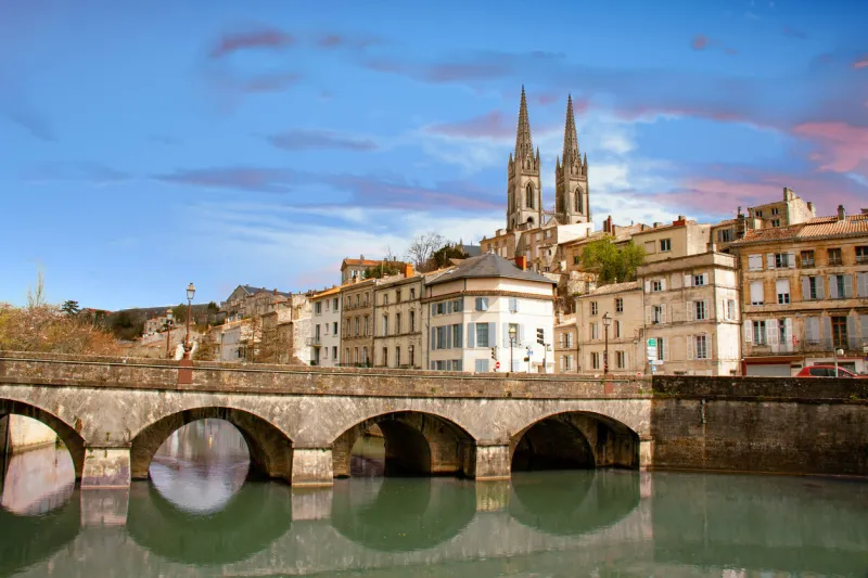 shot of the church of saint-andré built eleventh century and the city center of niort seen from the quays of the sèvre niortaise, at 18 135, 200 iso, f 14, 1 160 second