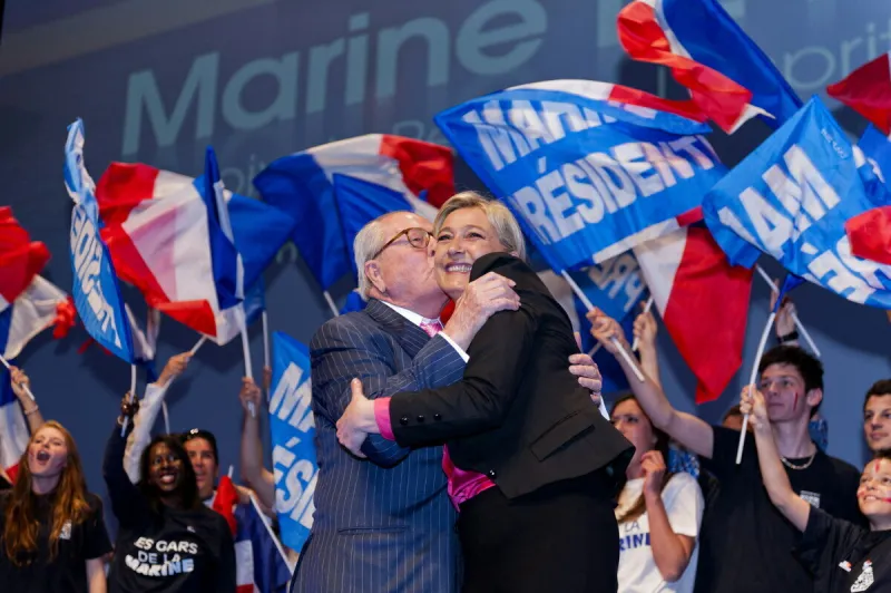 marine le pen en meeting de campagne - nice