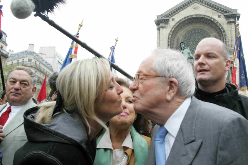 jean-marie, janie et marine le pen lors des manifestations du 1er mai 2006, sous le regard de son garde du corps thierry legier, le 1er mai 2006 à paris, france photo par martin a andbz abacapresscom