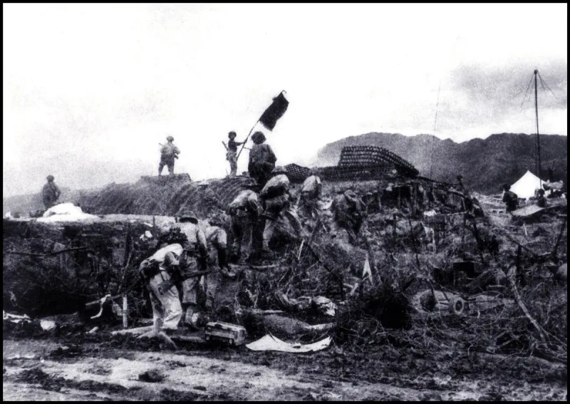 un soldat vietnamien brandit le drapeau à un poste de commandement français capturé, pendant la bataille de dien bien phu 1954 photo by world history archive abacapresscom