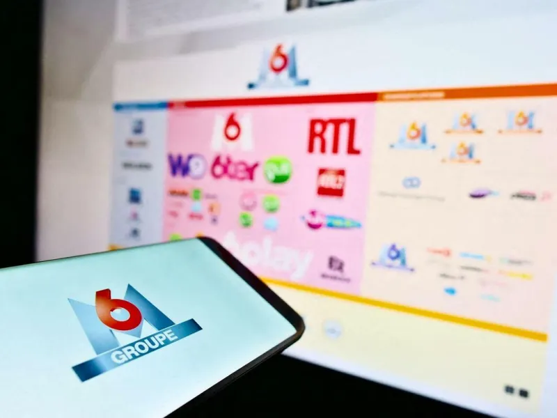 2e8x5r8 smartphone avec le logo de la société française de médias metropole television sa (groupe m6) sur un écran avec un site web focus sur le centre de l'écran du téléphone photo par alamy abacapresscom