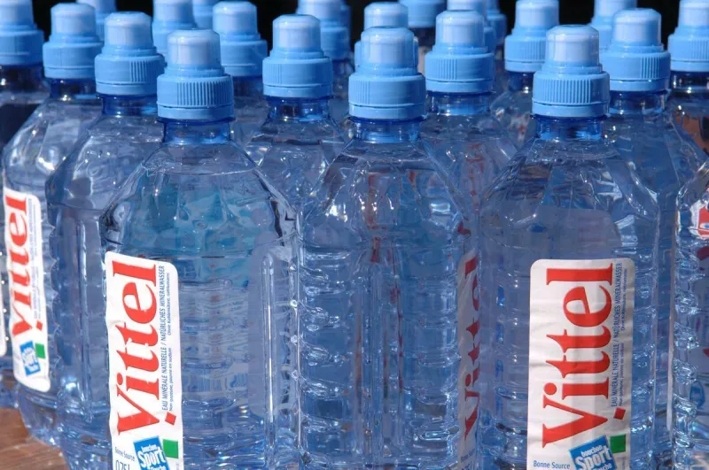 2j0abfe bouteilles de boisson vittel photo by alamy abacapresscom