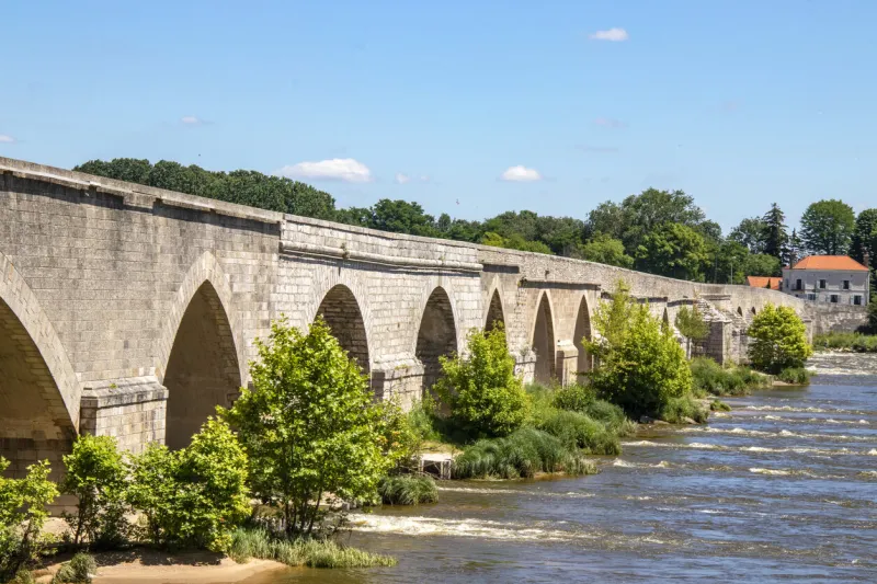 pont de beaugency, with a length of 460m, at the entrance of the city, supports the departmental road that connects the upstream and downstream of the river