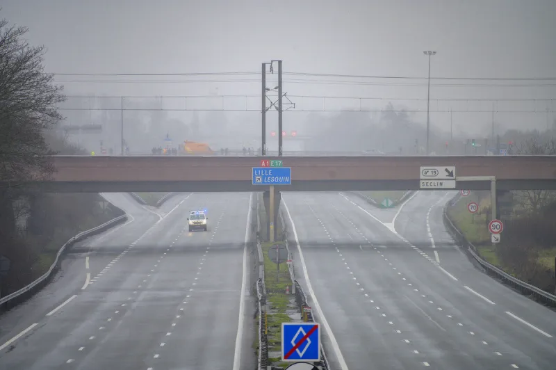 les agriculteurs bloquent l'autoroute a1 - lille