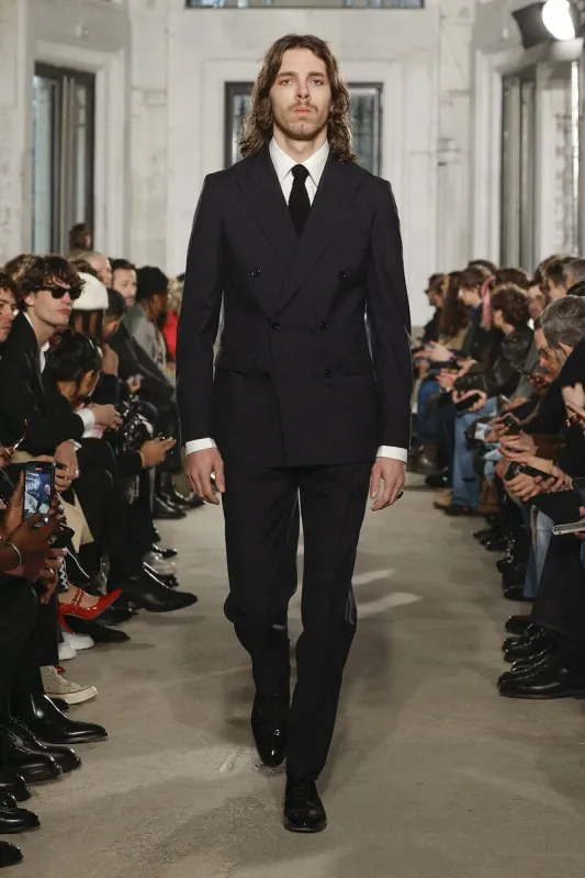 marlowe jack tiger mitchell défile sur le podium fursac automne hiver 2025-2026 lors de la semaine de la mode masculine à paris le janvier 2025 - paris, france, le 24 janvier 2025 photo par dpa abacapresscom