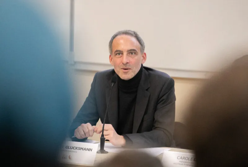 raphael glucksmann, membre du parlement européen, lors d'une conférence pour le 100ème anniversaire de la panthéonisation de jean jaurès à albi, france le 21 novembre 2024 photo by arnaud bertrand abacapresscom , 925232 011 albi france