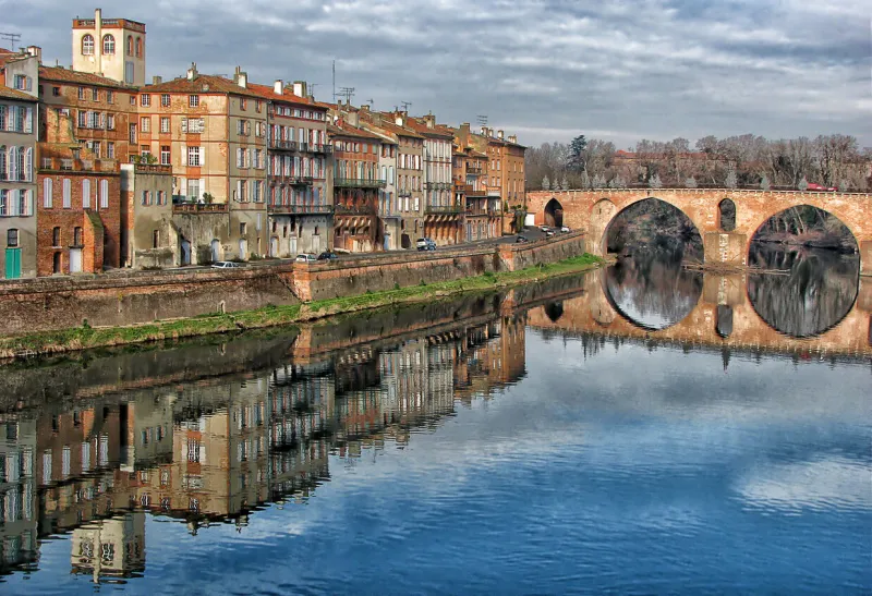 montauban on tarn river - old bridge