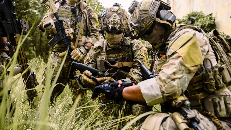 smart teamwork of soldiers running forward and attacking enemy during military operation, army soldiers in protective combat uniform, soldiers with rifle, soldiers with rifle on world war field high quality photo