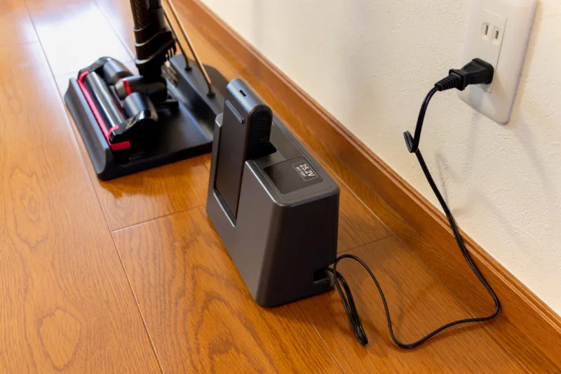 charge the battery of a cordless vacuum cleaner