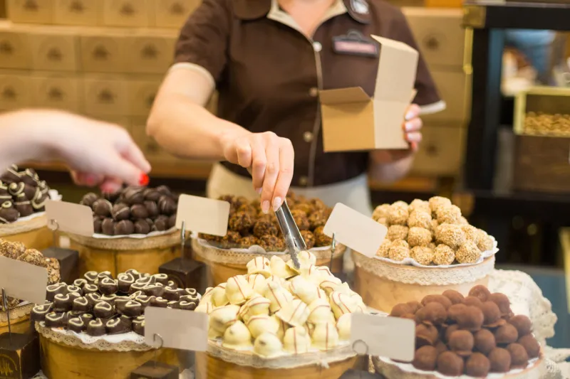 the buyer chooses candy, the seller puts the candy in the box