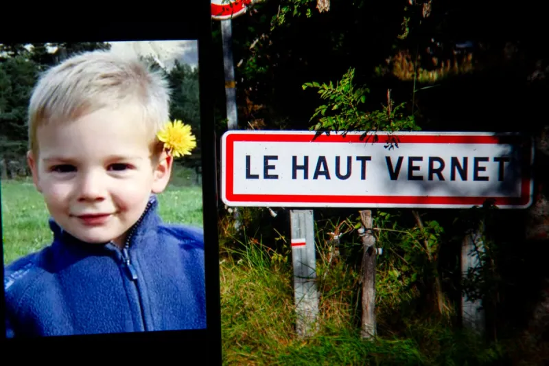photomontage avec une photographie du petit emile sur un téléphone avec le panneau routier indiquant l'entrée du hameau du haut-vernet en arrière-plan, france, le 2 avril 2024 photo par thibaut durand abacapresscom