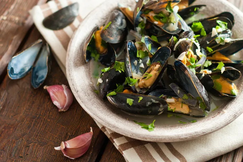 moules marinieres - mussels cooked with white wine sauce
