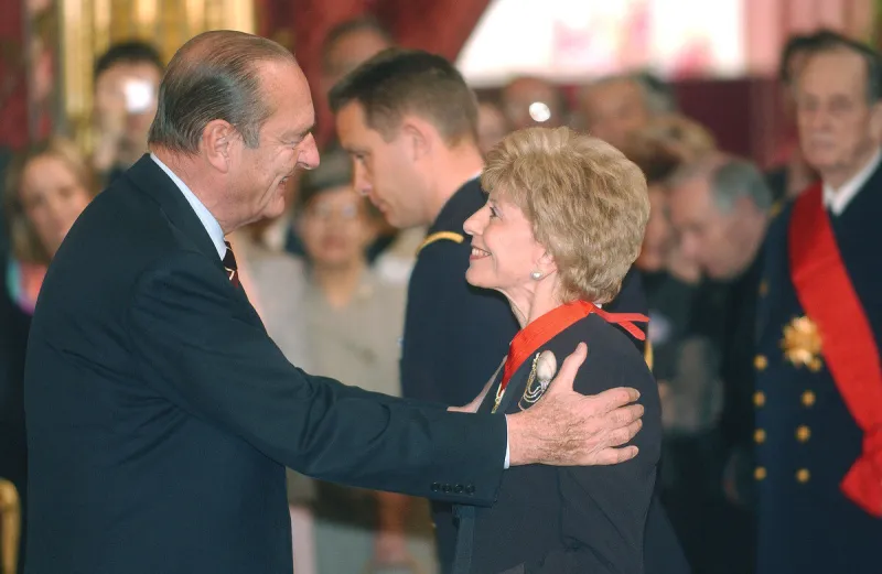 le président chirac honore des fonctionnaires de la légion d'honneur au palais de l'elysée à paris