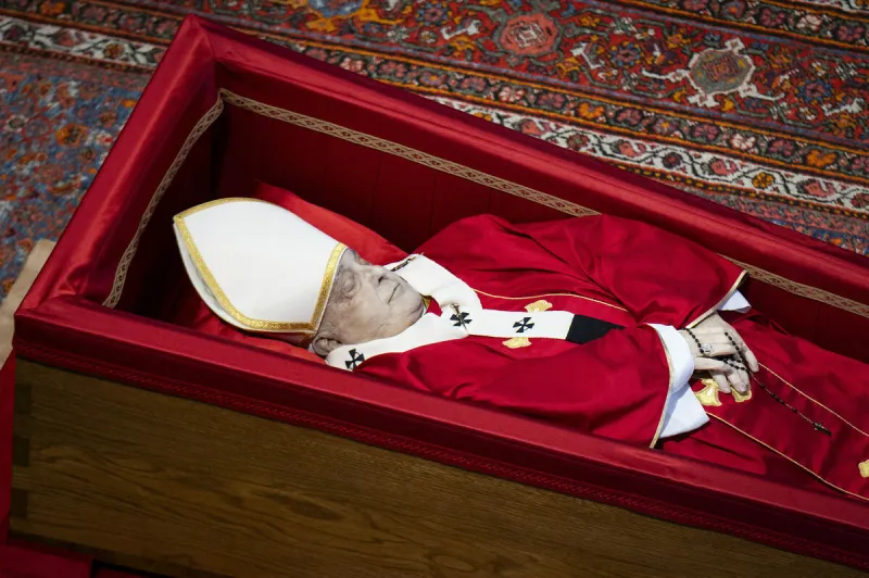 le corps du pape françois repose en état au vatican