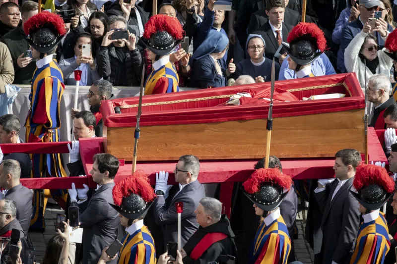 la cérémonie avec le corps du pape françois