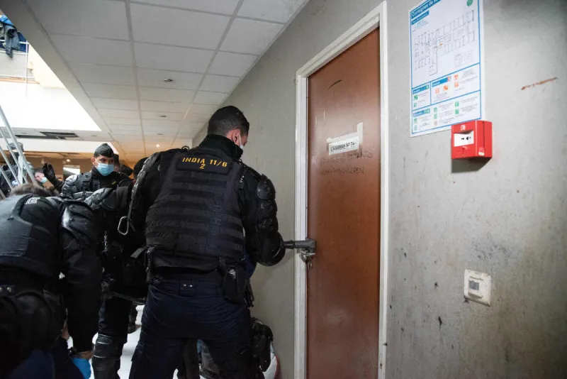 Gendarmes occupation illégale hall immeuble