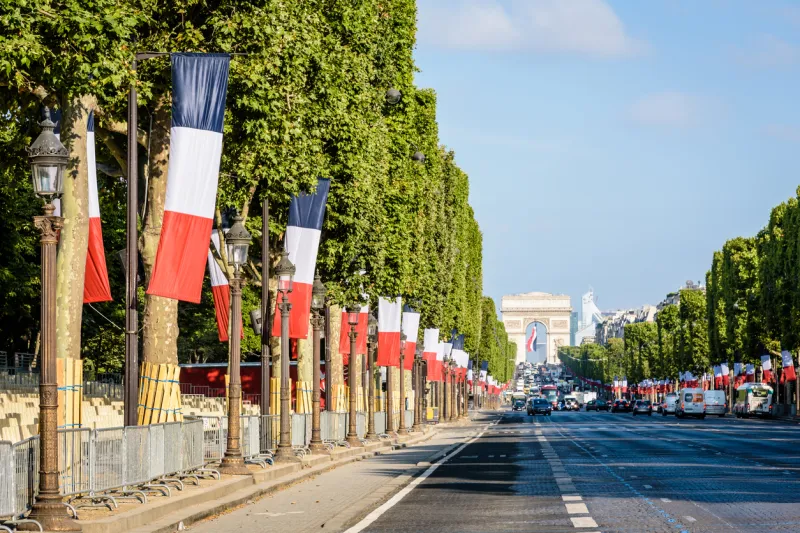 Drapeaux français le long des champs elysées