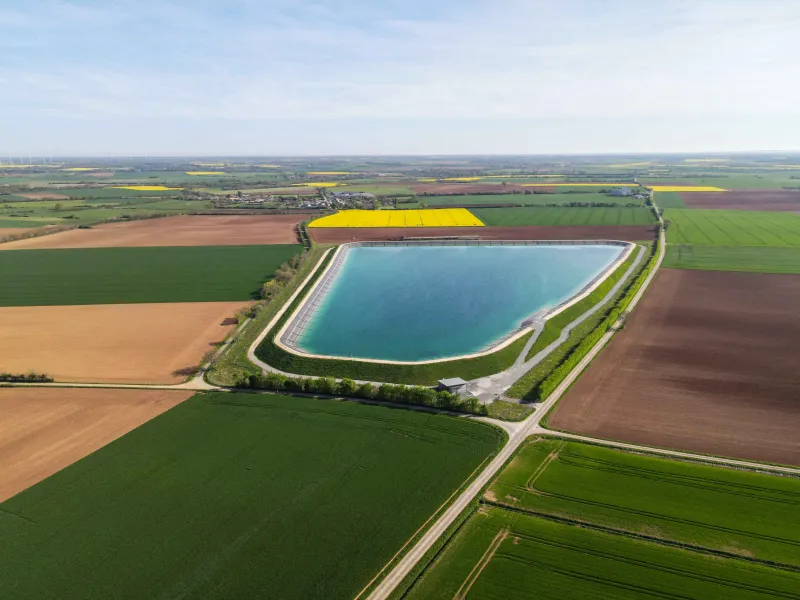Mégabassine au milieu d'un champ