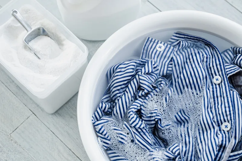 Linge humide et bicarbonate de soude
