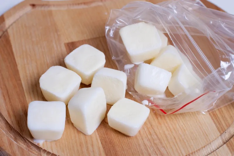 Cubes de lait congelés