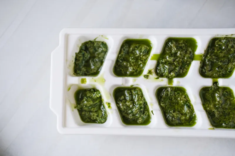 Cubes de sauce pesto congelés