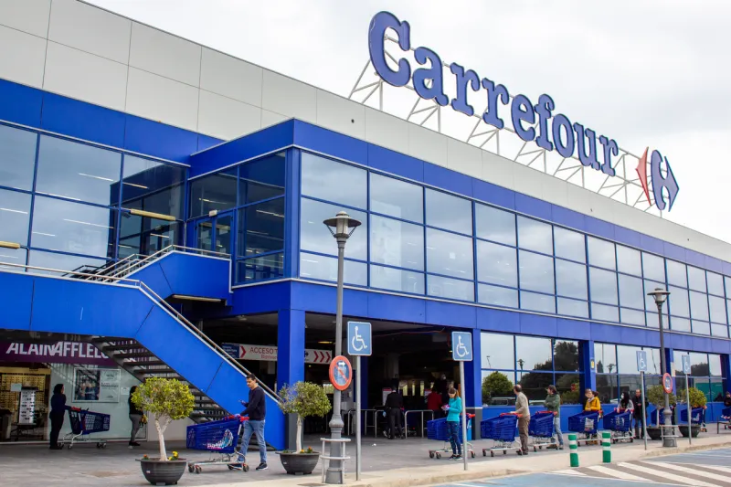 Aucune enseigne n’atteint l’exemplarité. Carrefour tire son épingle du jeu grâce à la transparence, tandis qu’U et Lidl progressent. En revanche, E.Leclerc reste à la traîne, épinglé pour son opacité et ses pratiques jugées insuffisantes.