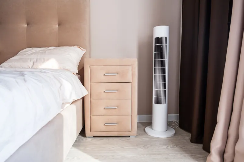 Ventilateur à côté du lit