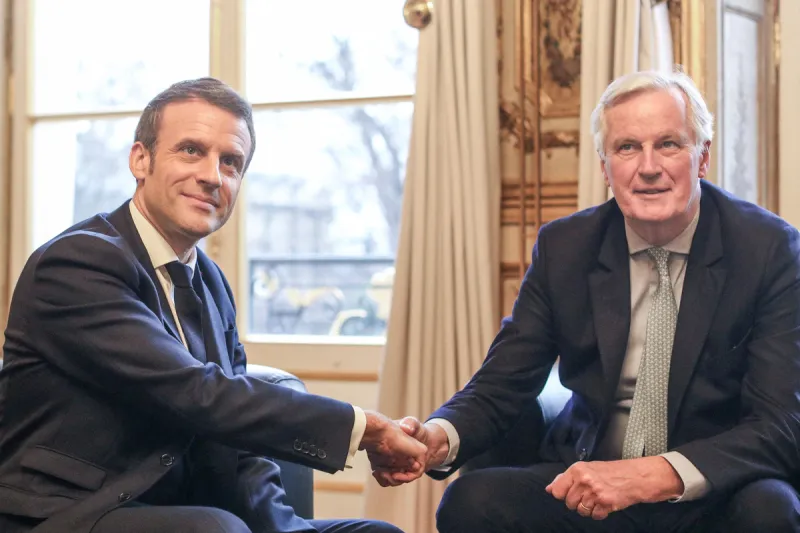 Emmanuel Macron et Michel Barnier (2020)