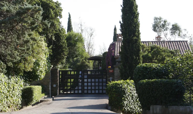 Le portail de la villa de Carla Bruni