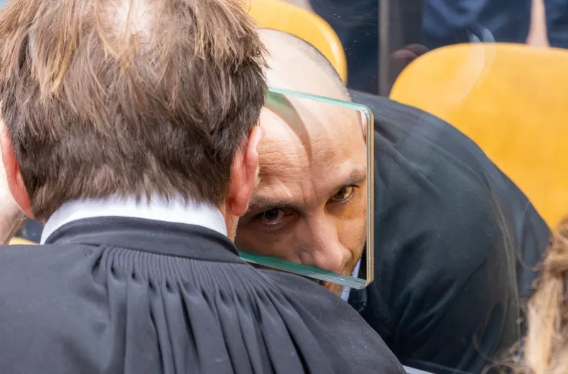 Les contradictions et le comportement de l'accusé 