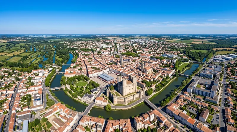 Une photo aérienne de la ville de Niort sous un ciel dégagé