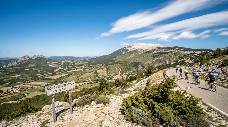 Une photo du paysage du Mont Ventoux dans le Vaucluse sous un ciel dégagé avec du vent