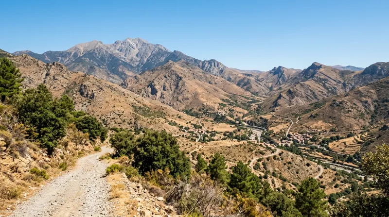 Une photo du paysage montagneux des Pyrénées-Orientales sous un ciel dégagé et un temps aride