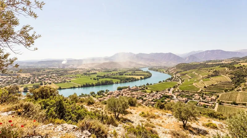 Une photo d'un paysage ensoleillé dans la vallée du Rhône sous une forte chaleur