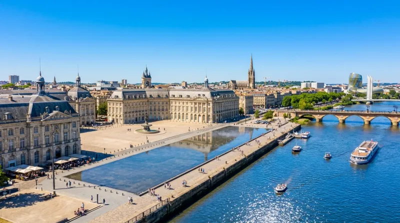 Une photo de la ville de Bordeaux sous un soleil éclatant et un ciel bleu sans nuages