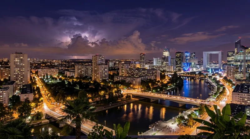 Une photo d'une vue urbaine nocturne dans les Hauts-de-Seine sous un ciel d'été tropical