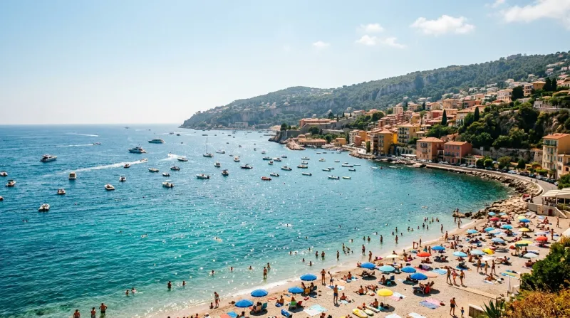 Une photo du littoral de la Côte d'Azur sous une forte chaleur estivale