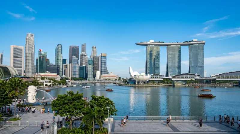 Une photo de la skyline moderne de Singapour mettant en valeur son architecture sous un ciel clair