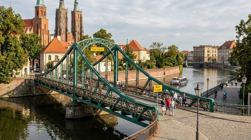 Une photo d'un pont historique surplombant les canaux à Wroclaw