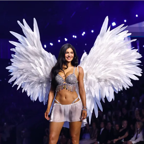 Bella Hadid, Kylie Jenner, Doutzen Kroes… Victoria’s Secret réunit ses Anges pour un show spectaculaire à Los Angeles