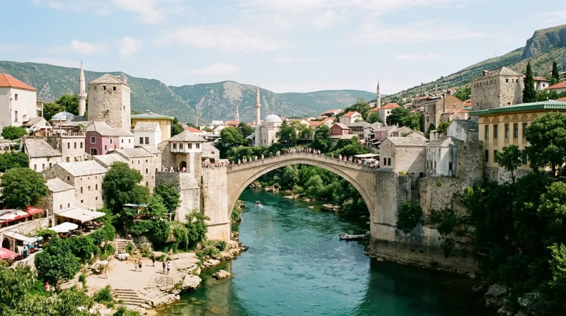 Une photo du célèbre pont de Mostar en Bosnie-Herzégovine sous un ciel ensoleillé.