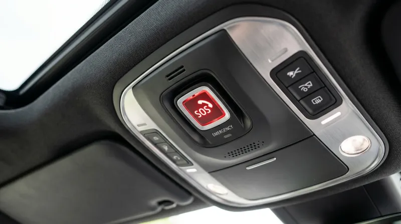 Bouton d'appel d'urgence SOS sur le plafonnier d'une voiture.