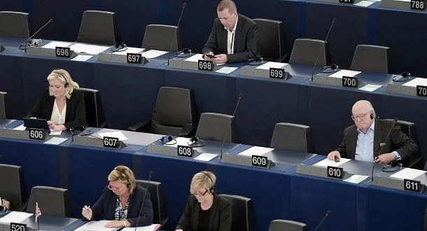 jean-marie le pen (r) et sa fille fn leader marine le pen (l) participent à une session de vote au parlement européen à strasbourg, dans l'est du pays france, le 19 mai 2015 afp photo frederick florin