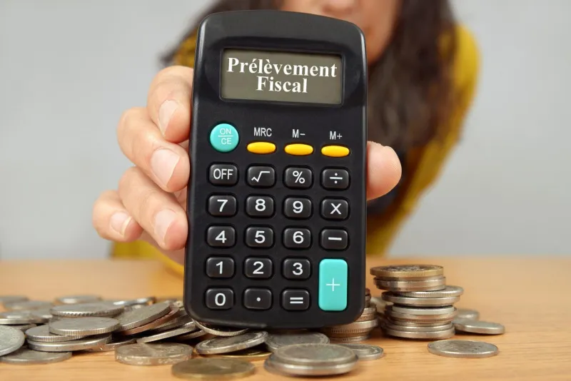 concept de prélèvement fiscal avec une calculette