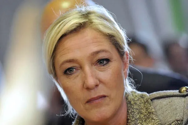le président du parti national d'extrême-droite français (fn) marine le pen visite le salon de l'élevage à cournon, centre de la france, le 4 octobre 2012 afp photo thierry zoccolan