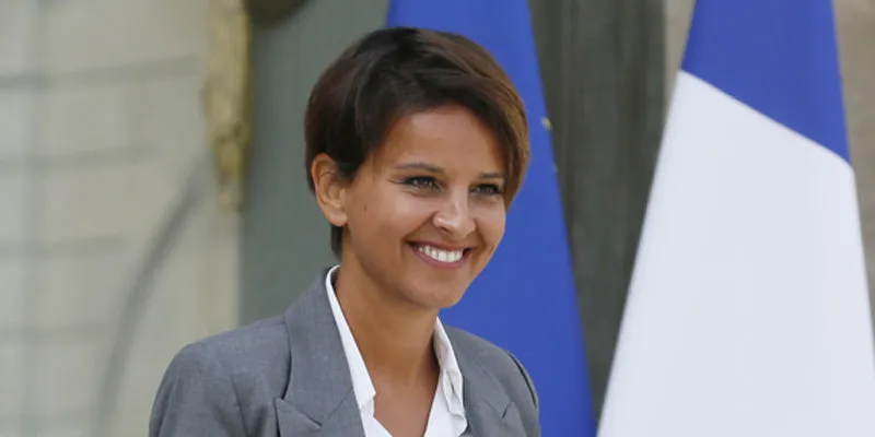 najat vallaud-belkacem, ministre française des droits des femmes et des sports, sourit en quittant le palais présidentiel d'elysée à paris après une réunion hebdomadaire du cabinet le 20 août 2014 afp photo patrick kovarik